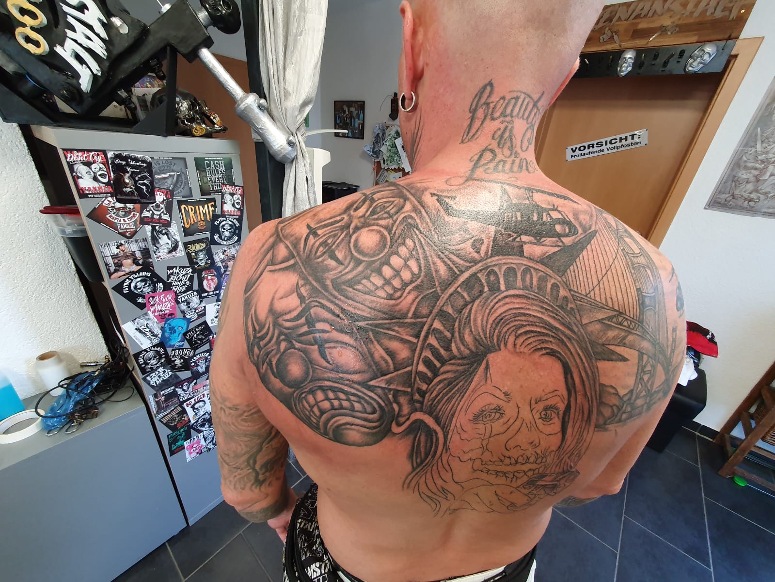 Innenraum des Irrenanstalt Tattoo Studios in Chemnitz-Stelzendorf
