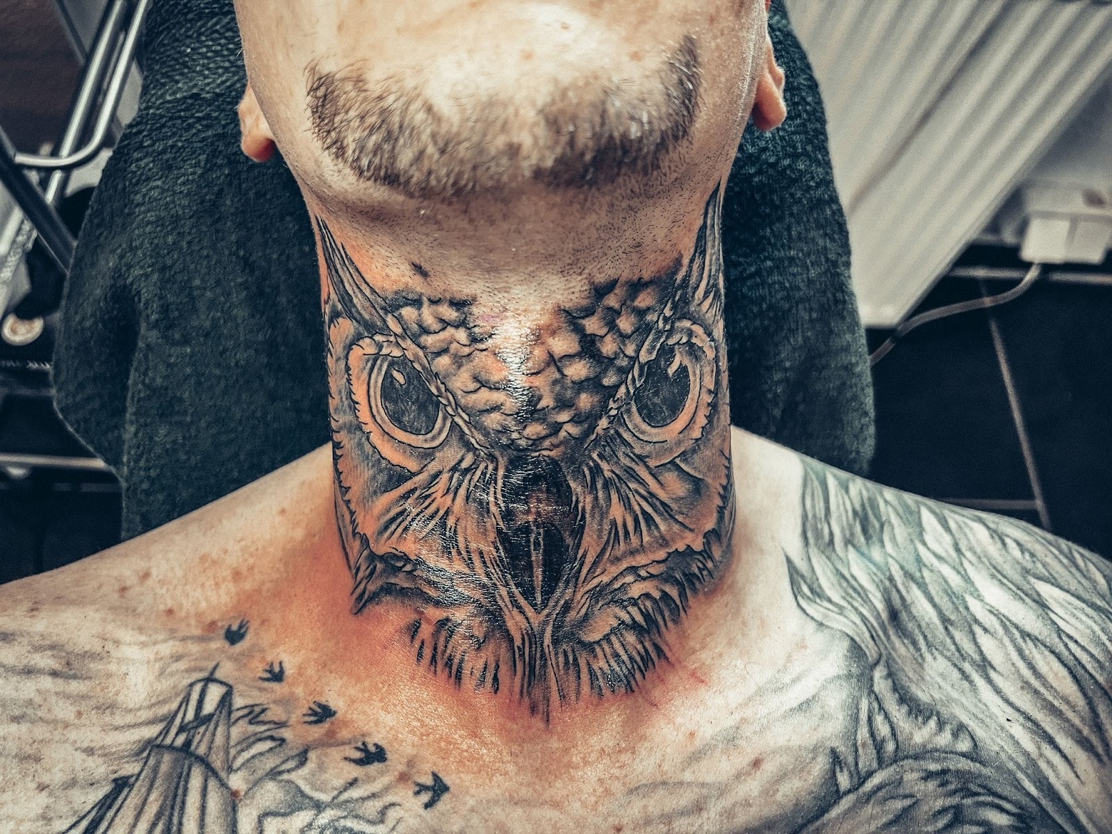 Fertiges Eulen-Hals-Tattoo, Black & Grey Realismus