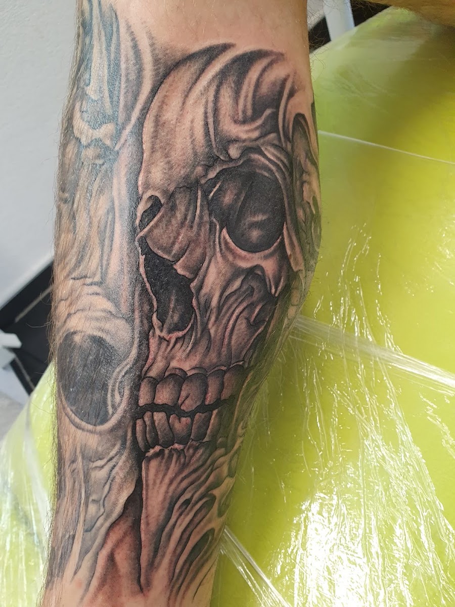 Fertiges Totenschädel-Tattoo am Unterarm
