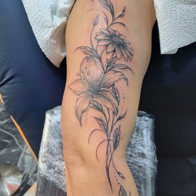 Frisches florales Tattoo am Oberarm